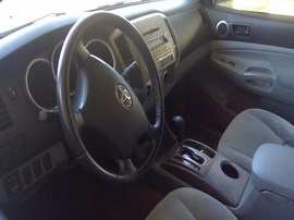 2006 TOYOTA TACOMA, WHITE, SR5, PRE-RUNNER, CREW CAB, 4.0L, AT, 2WD.  Z26370